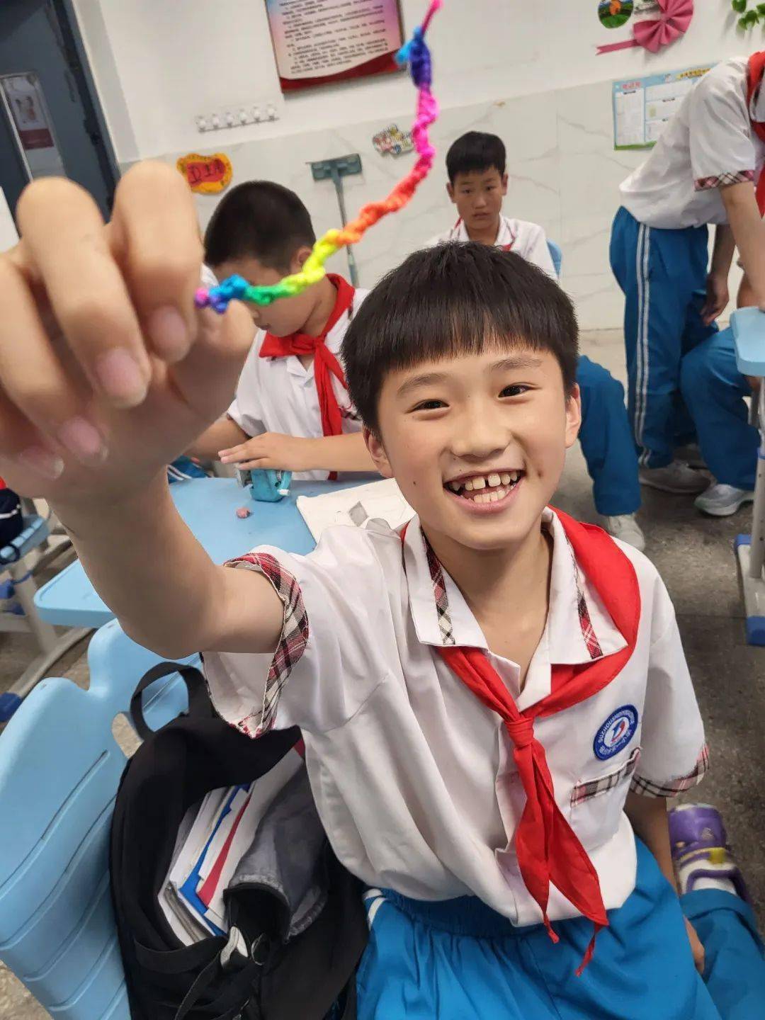 画出彩色花纹又叫撞蛋并且可以用彩色网袋将鸡蛋挂在孩子的脖子上