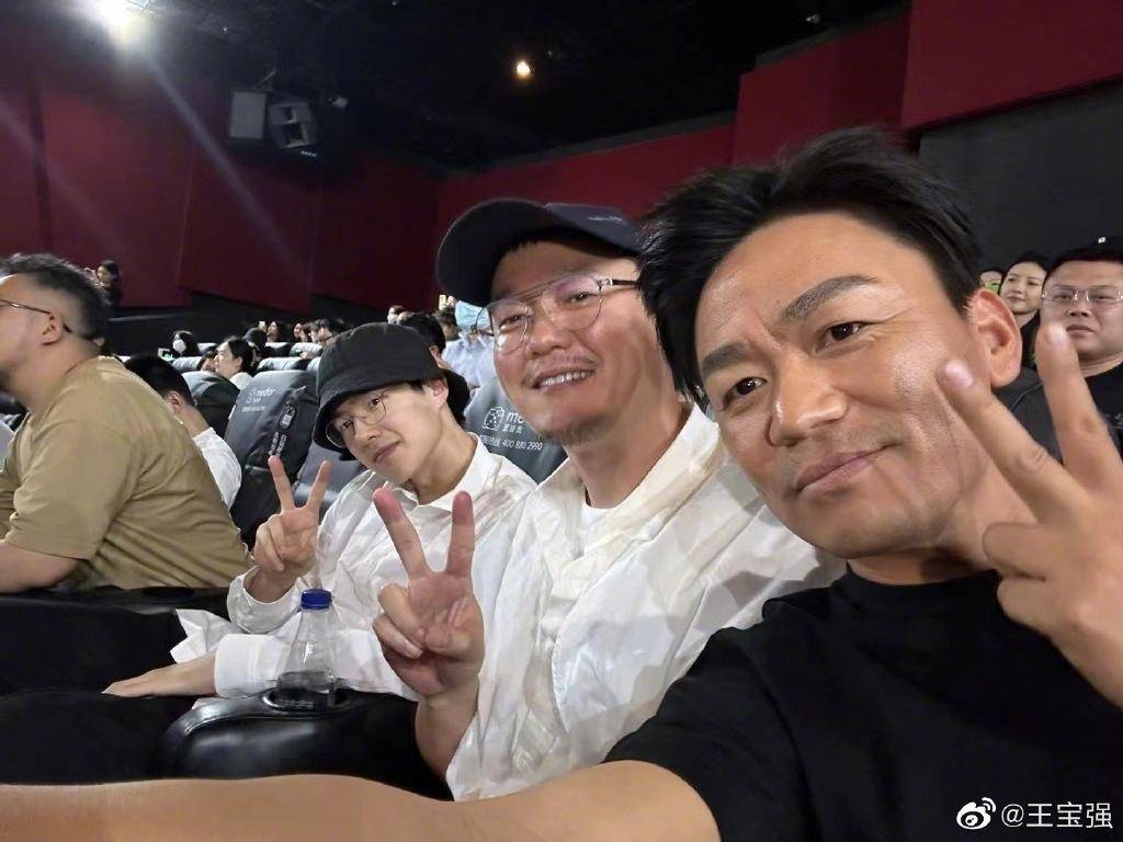 他晒出和刘昊然,肖央现身观影活动的自拍,开心比v一起为支持陈思诚.