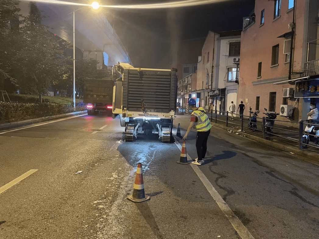虹口"修路人":不舍昼夜,还百姓美丽道路