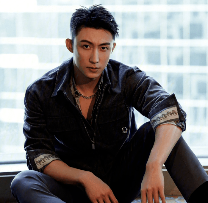 黄景瑜深夜发文回应,3条声明揭家暴真相,疑与迪丽热巴好事将近_事情