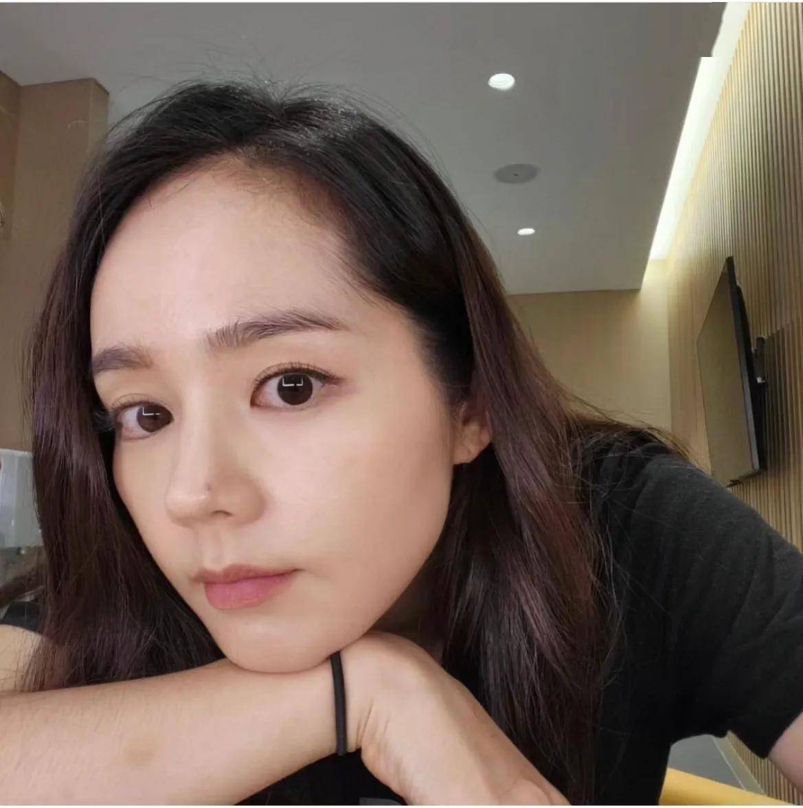 41岁的韩佳人,在工作之余都只是素颜和基础淡妆,会把皮肤保湿放在首位