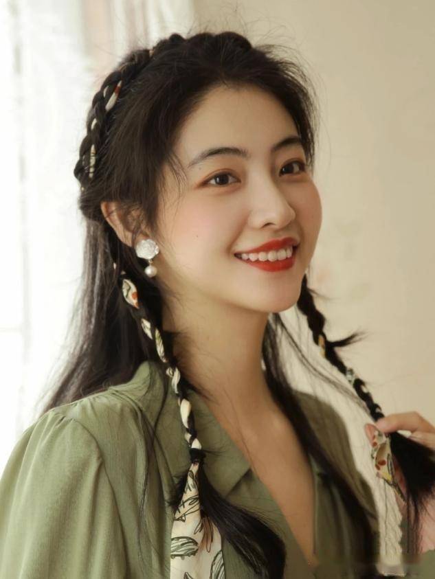 别再披头散发了,今夏这3种"扎发"火了,洋气减龄,一学就会!