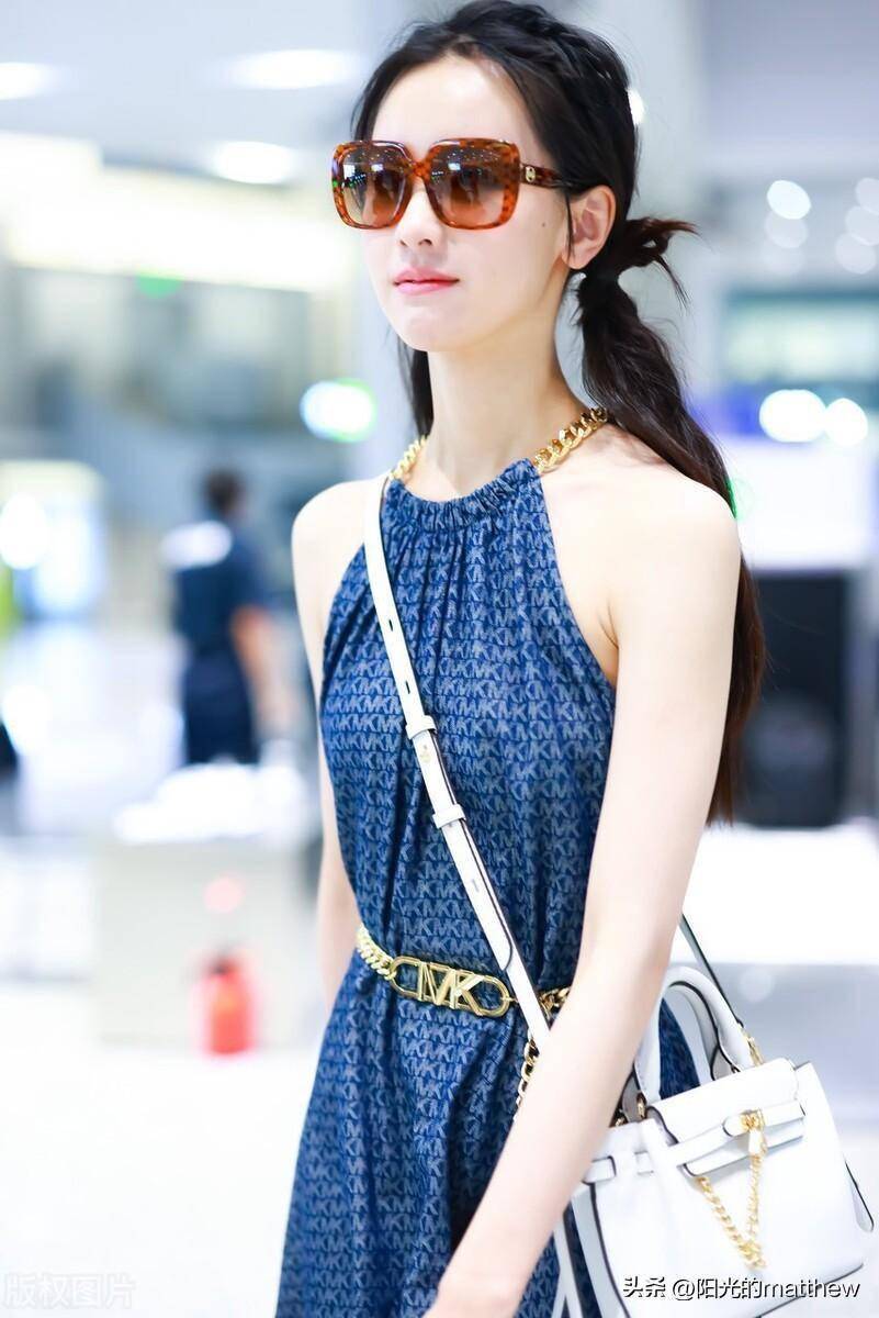 陈都灵街拍:穿印花连衣裙时尚亮丽_机场_上海