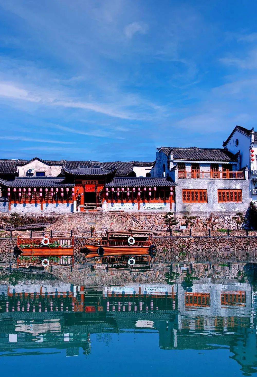 位于浙江浦江大畈乡上河村广安桥旁;小桥流水人家,青山绿水环绕,出门