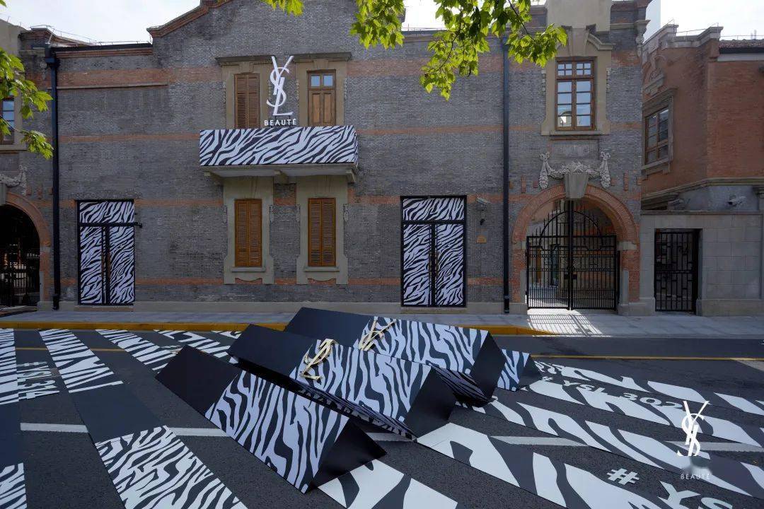 街区中还有一个斑马纹装饰的街头艺术装置,十分吸睛.