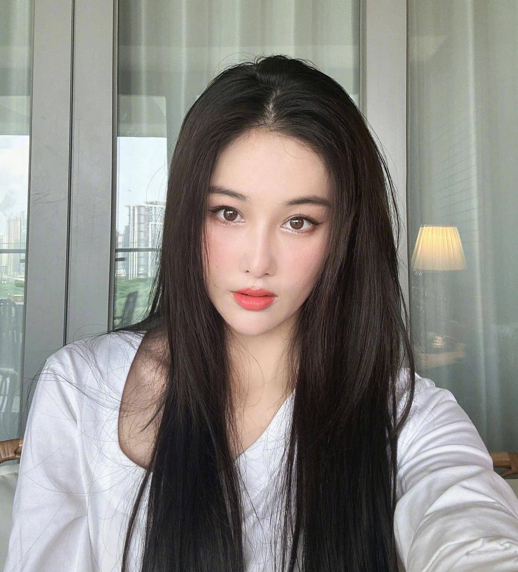 张馨予时尚写真:风韵犹存,芳华绝代