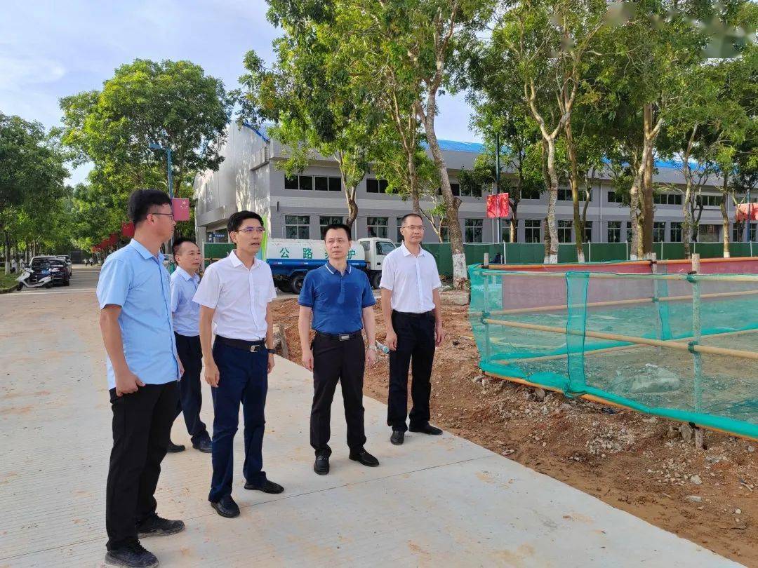 随后,黄宁同志到阳江技师学院第四期工程建设现场视察,询问工程最新