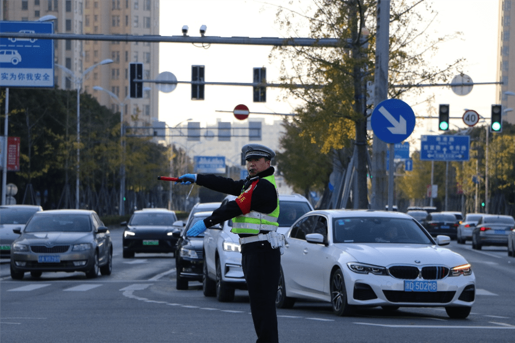 工匠精神铸就路口指挥家——记上海市公安局奉贤分局交警支队辅警王臣