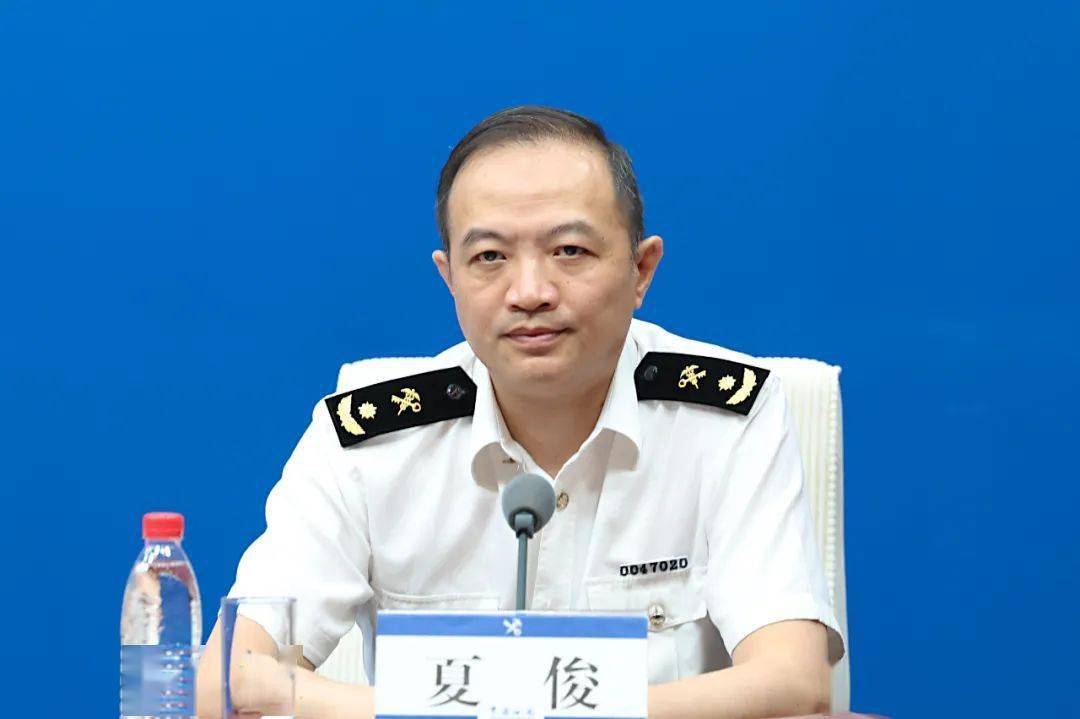 海关总署缉私局局长孙志杰,海关总署口岸监管司副司长夏俊介绍海关