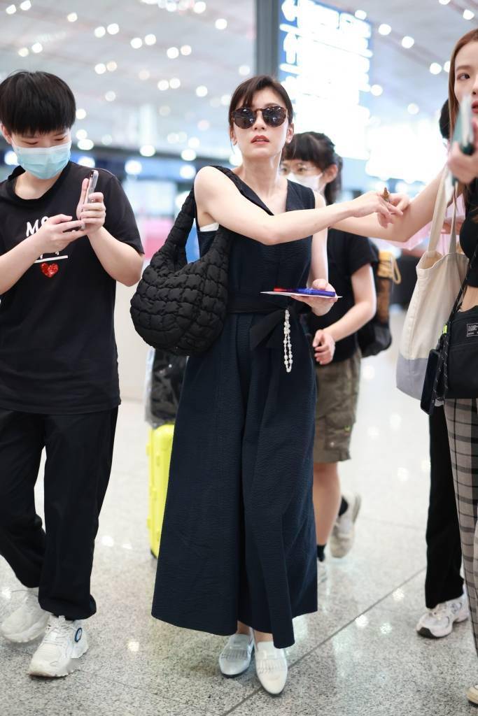 贾静雯黑色造型现身机场 翻领设计简约风好适合她_北京_连体_白色