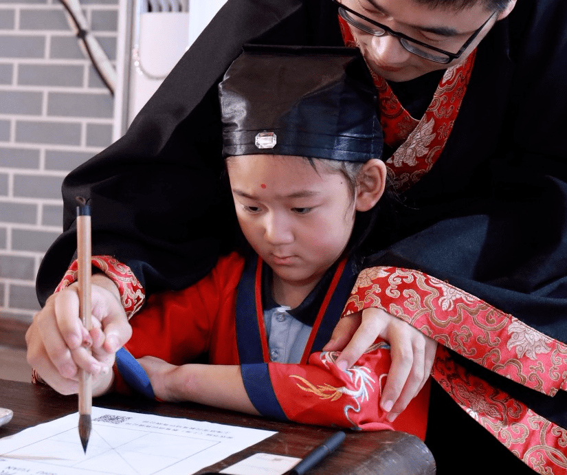 希望孩童在人生的启蒙阶段学会做人,知道做人首先要堂堂正正地立身.