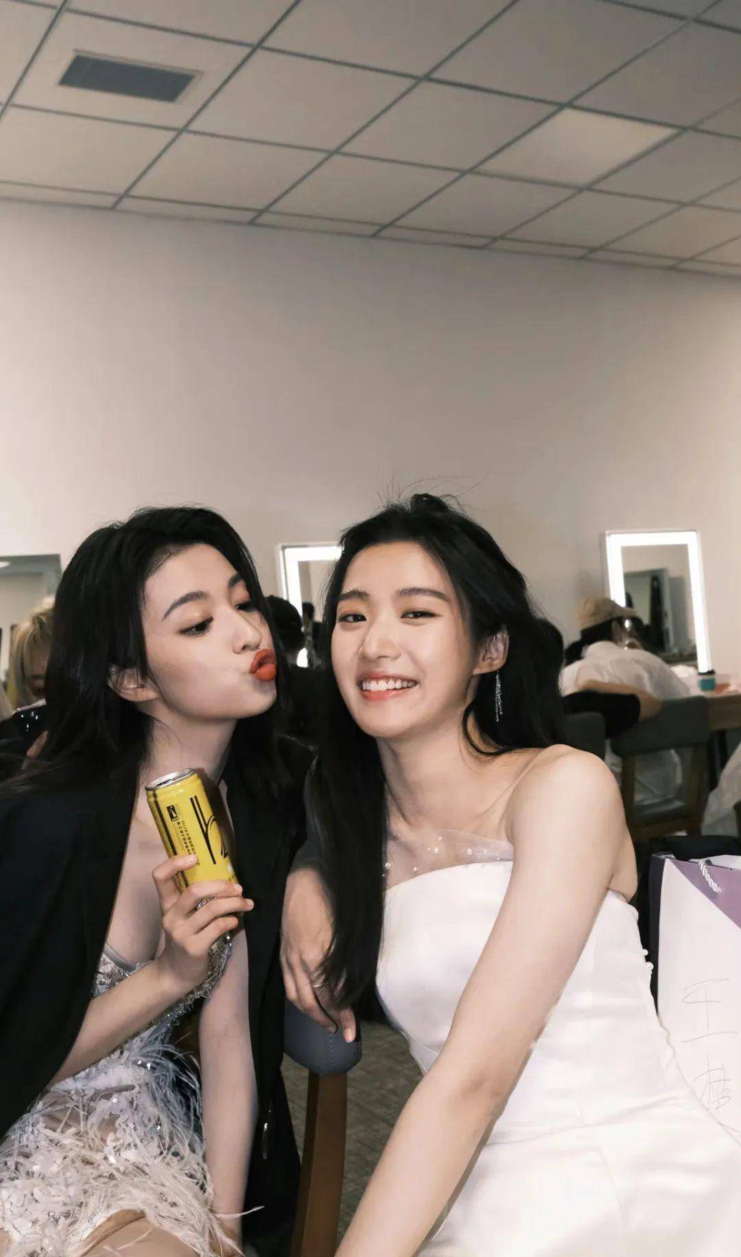 她的照片承包了我一年的头像!_卢昱晓_美女_氛围