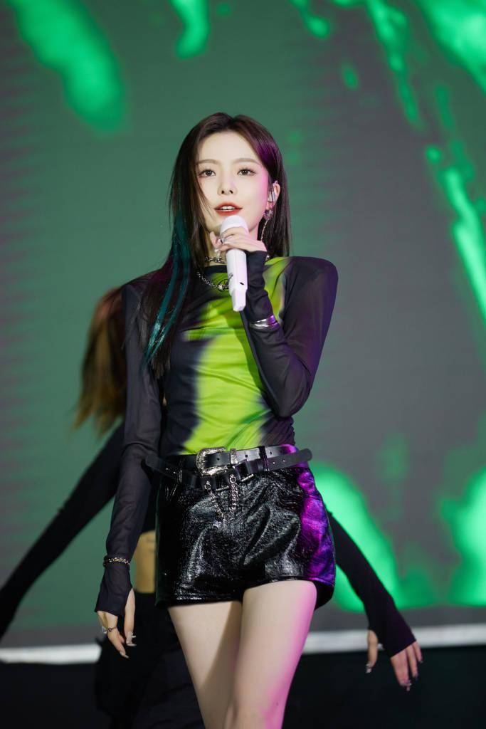 硬糖少女303陈卓璇"荧光绿"造型又飒又魅太绝啦!_舞台_风格_写真