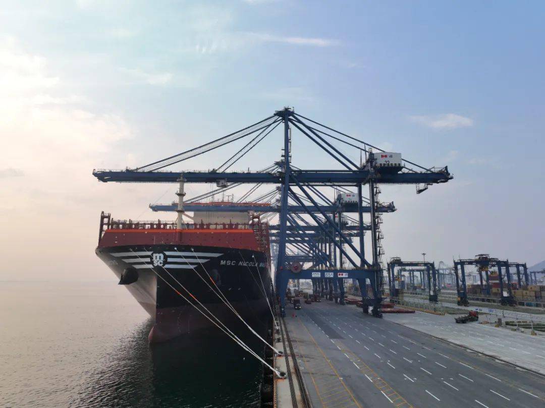大连港迎来全球最大集装箱船"地中海尼古拉马斯特罗"轮_服务_建设