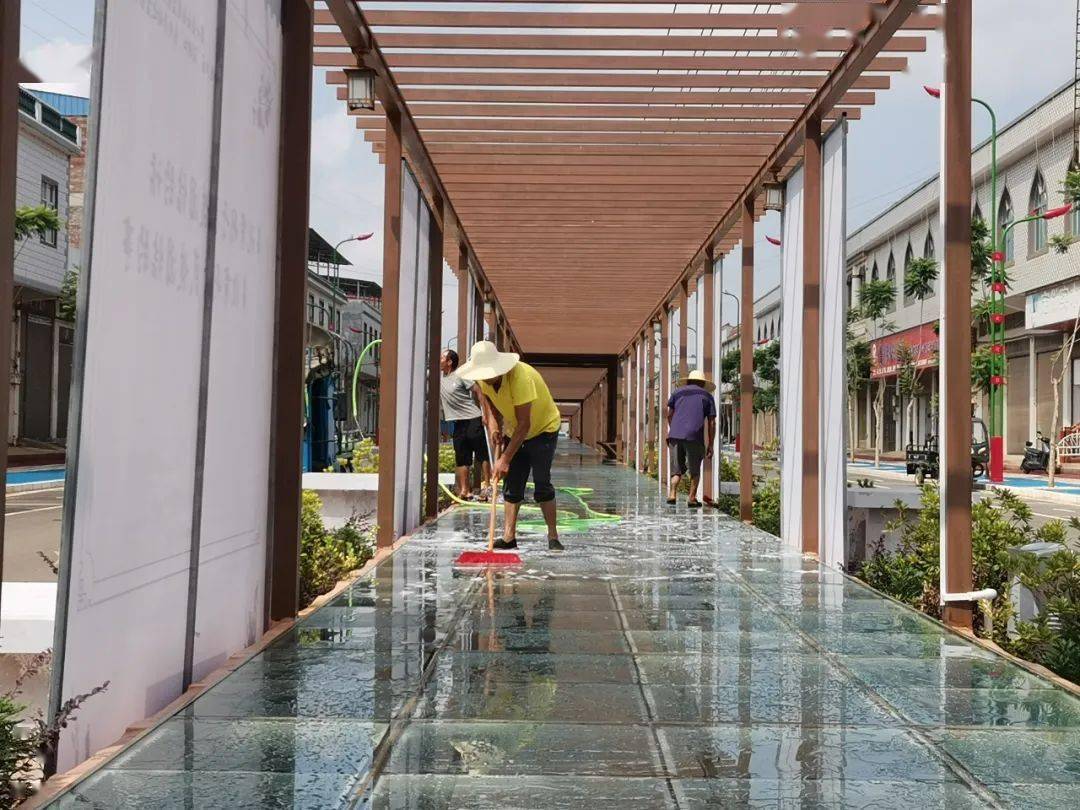 6月25日上午,记者在砚山县稼依镇同安盆景一条街看到,工人师傅们正在