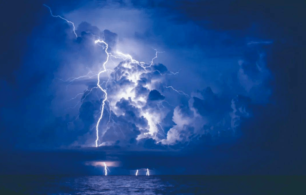 当大气中的层结处于不稳定时容易产生强烈的对流,云与云,云与地面之间