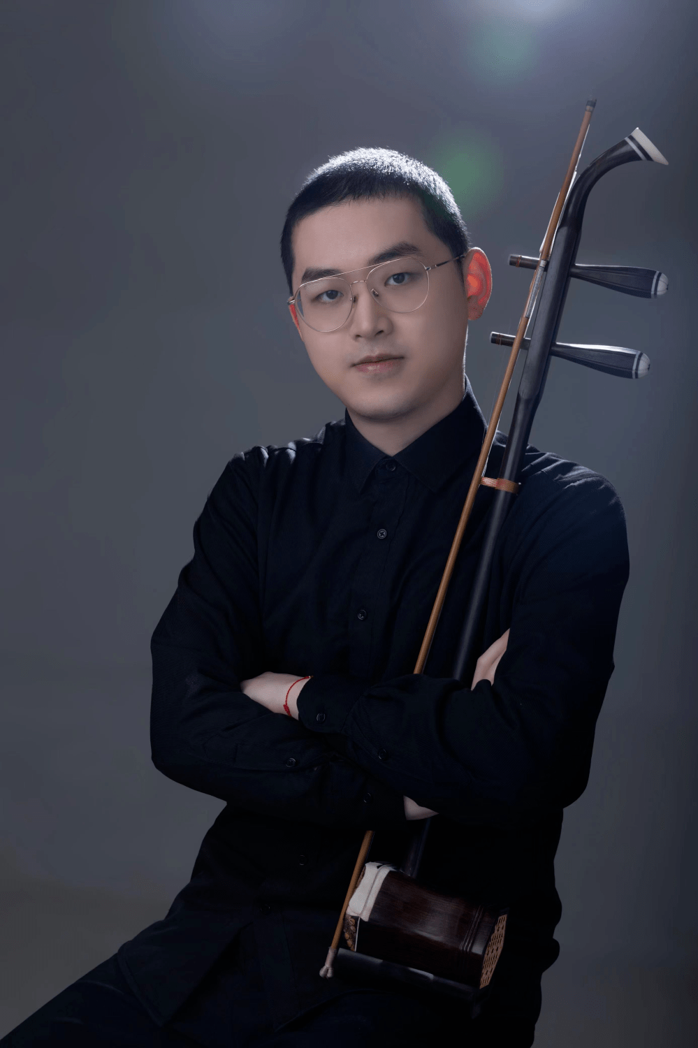 6岁学习二胡,启蒙于二胡演奏家王向阳.