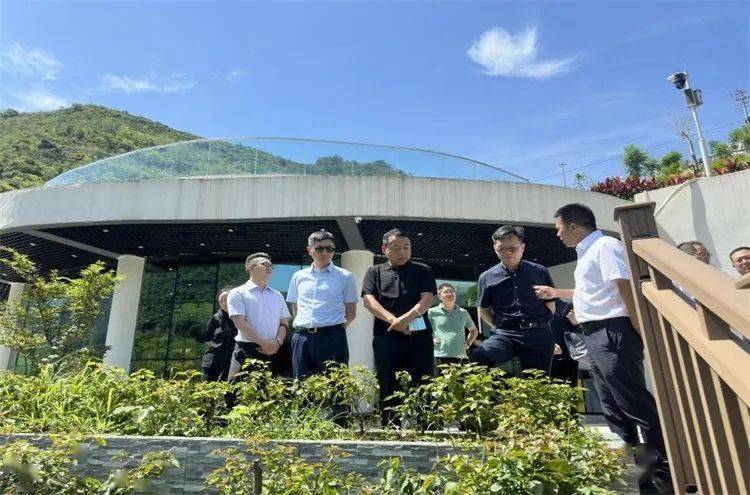 州科技局局长兼怒江绿色香料产业研究院院长和春梅,泸水市李祖明市长