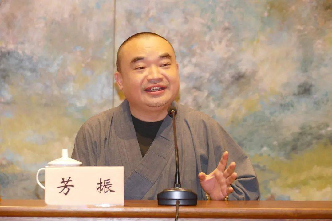 委统战部部长戴冕,市佛协会长,妙果寺方丈达照法师出席开班仪式并讲话