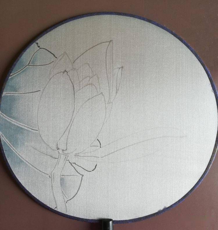 【国画教程】工笔团扇《荷花豆娘》绘制步骤_荷叶_扇面_花青