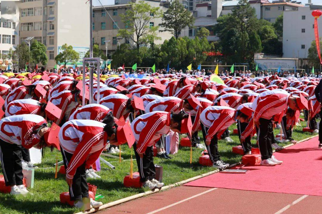 宣威六中为18岁学生举行「成人礼」688只信鸽放飞和彩色烟雾点燃全场!