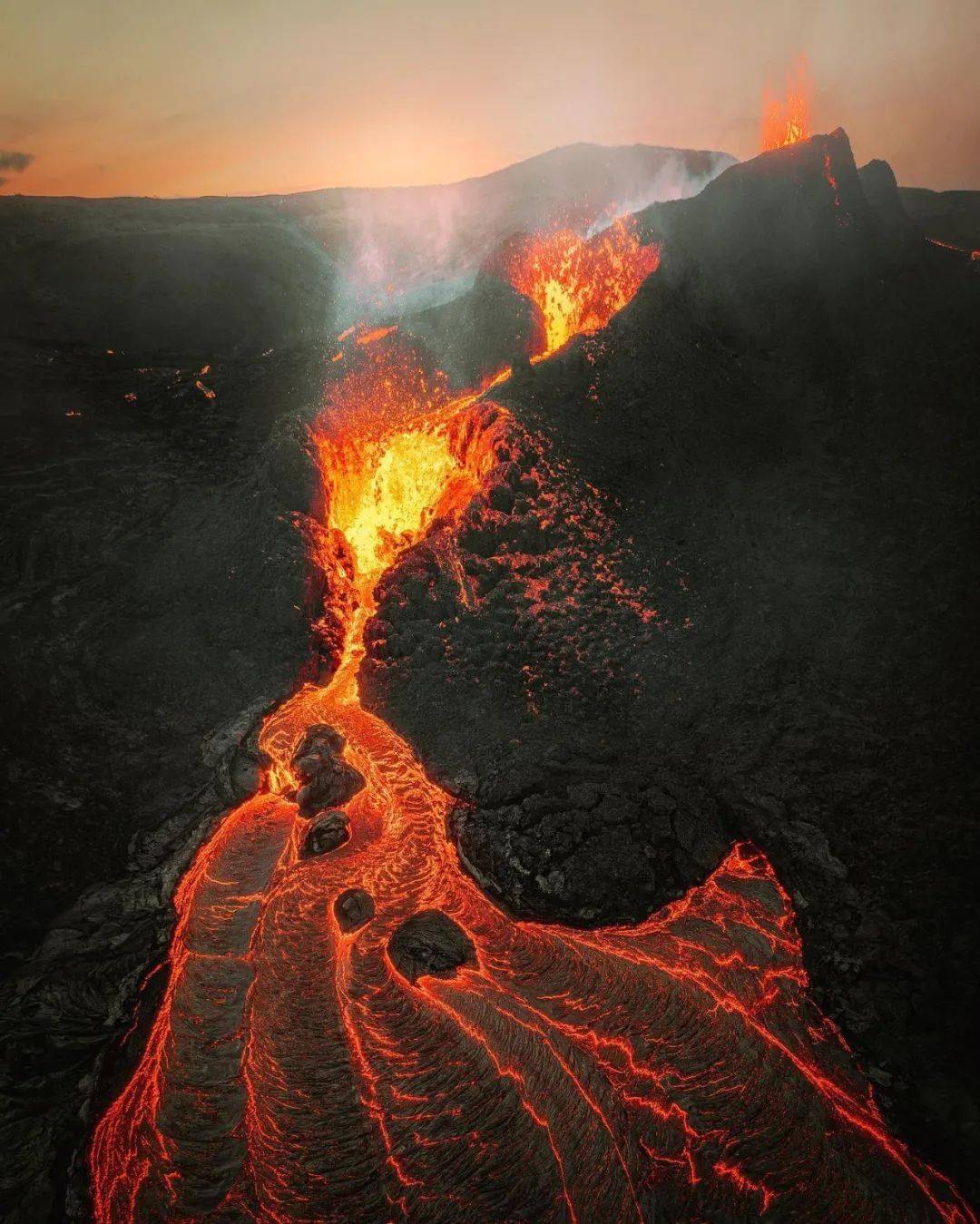 探险家拍摄冰火两重天,让人感叹:科幻大片也不过如此_景象_风景_场景