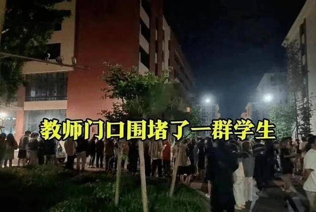 福建某大学情侣在图书馆打扑克，被学生围观拍摄