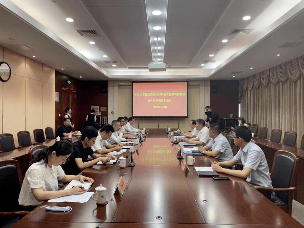 区教育局局长季小峰汇报了教育优质均衡发展工程项目