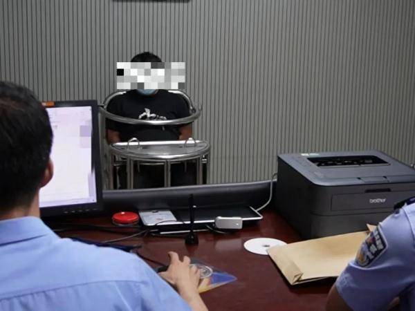 到了勐平,何某便一头扎到赌场,没几天就把带去的钱输光了.