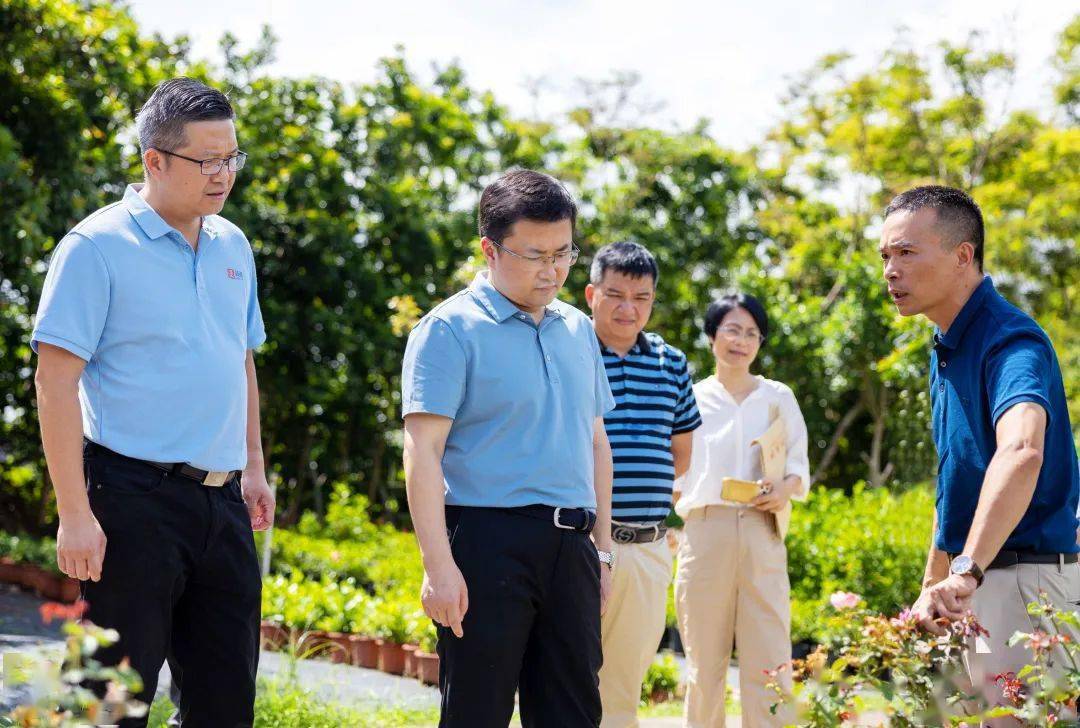 当天上午,沈志攀一行深入铁场村莞香园,时代园林,云溪·桃花源等旅游