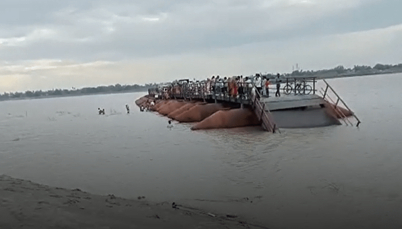 “桥梁”印度一座桥梁在大风中坍塌大批行人被困河中动弹不得
