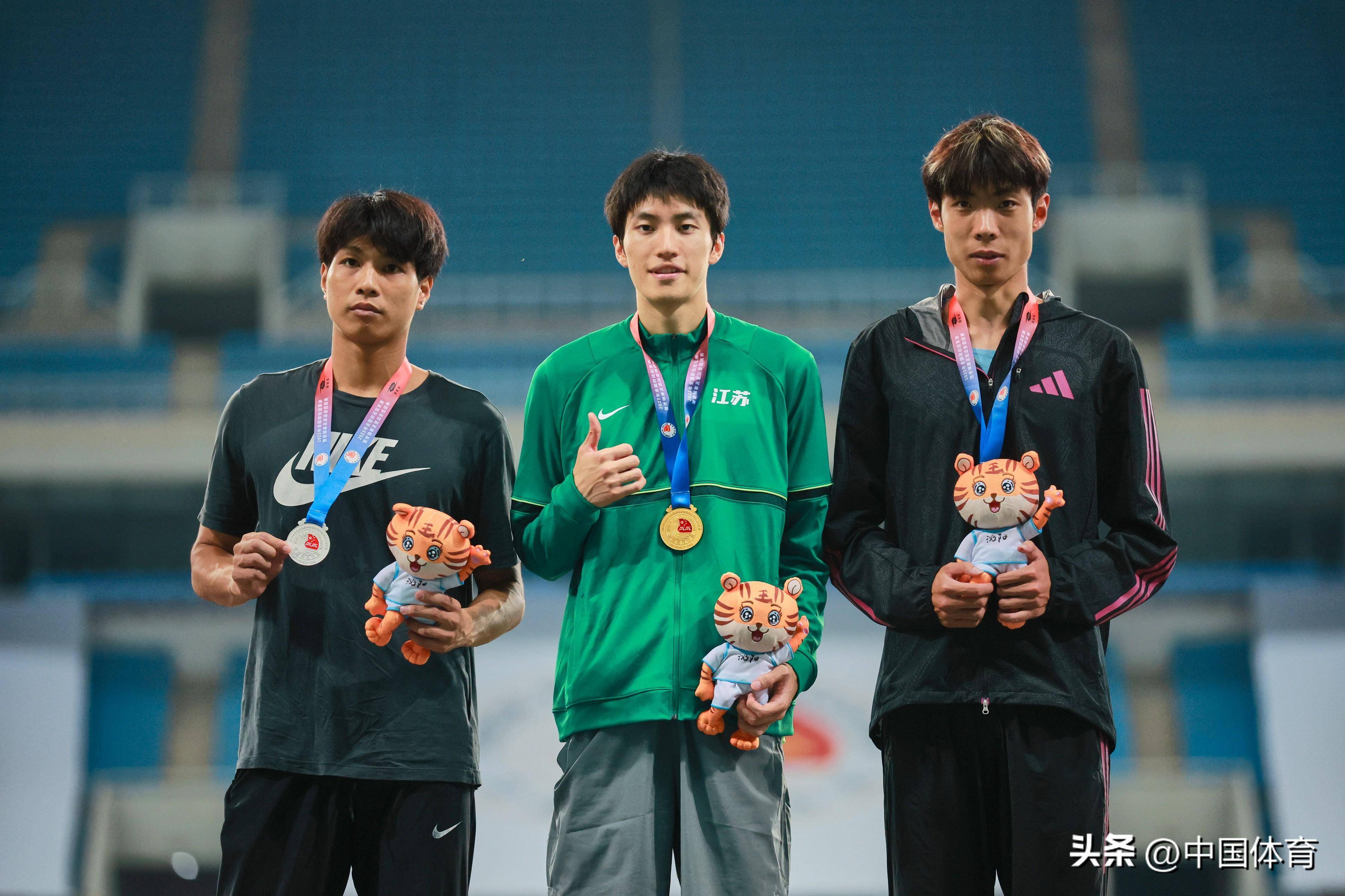 巩立姣加冕女子铅球桂冠;8米26!王嘉男称霸男子跳远_决赛_铁人队
