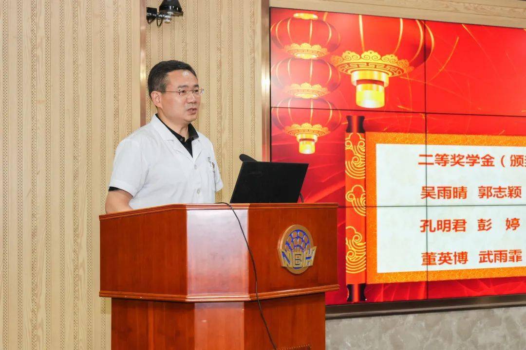 颁奖典礼由姚志剑副院长主持.