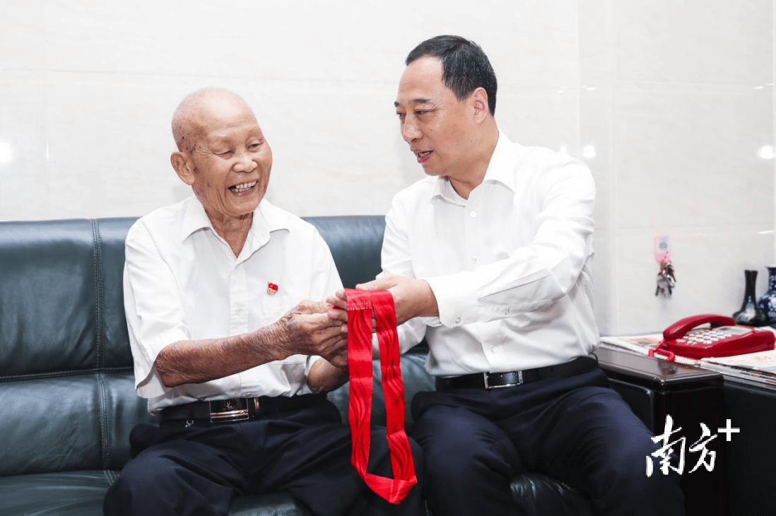 在老党员叶毛松家中,吕成蹊与老人话家常,聊近况