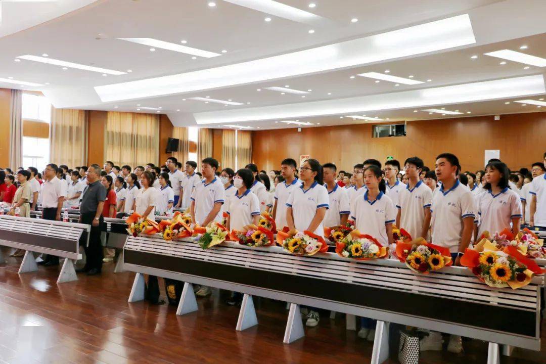 齐唱国歌,校歌graduation长沙市雅礼十五中学2023届初三毕业典礼在步