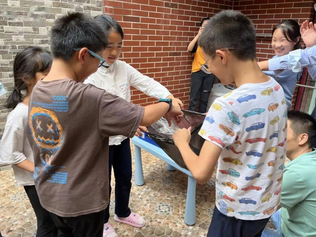 "校服变变变",可降解湿垃圾袋.