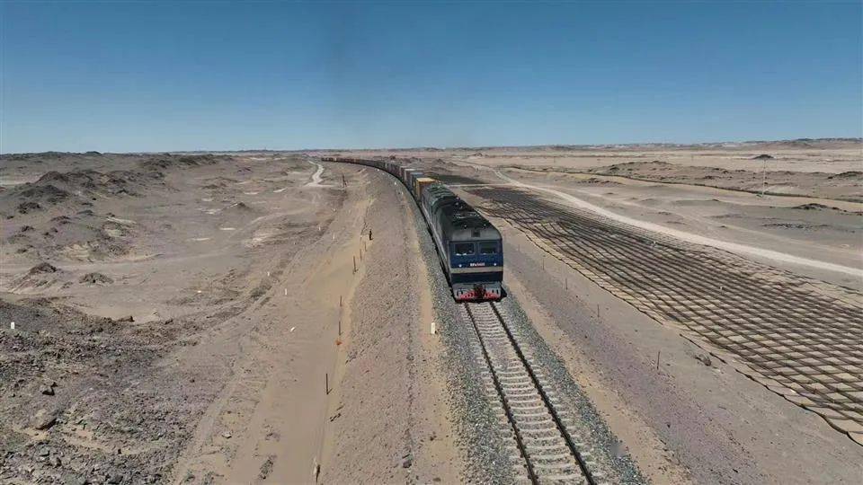 临哈铁路内蒙古扩能(二期)改造工程顺利竣工_施工_王红训_通道