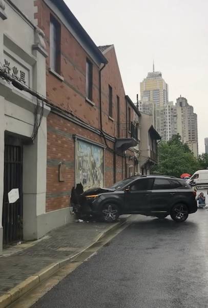 SUV一头撞上建筑围墙 幸无人员伤亡_事故_所幸_车辆