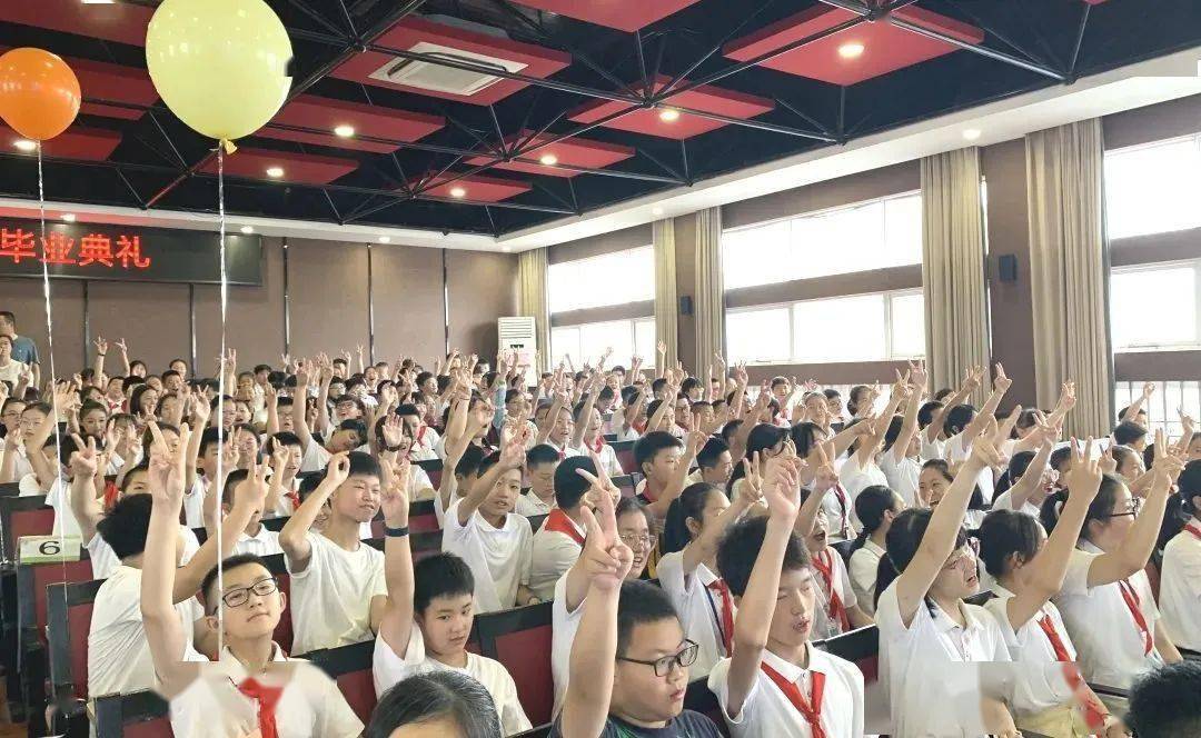 天台赤城中学陈可涵同学回母校参加毕业典礼!