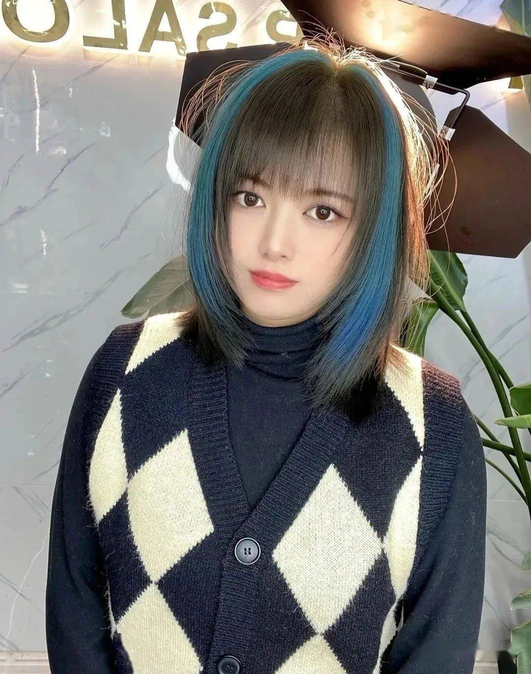 发带染就是像发带一样的染发,相比挑染染发的面积