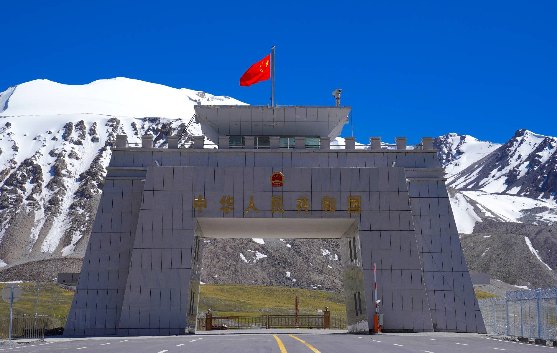 为建党102周年献礼,移民管理警察在海拔5100米重温入党