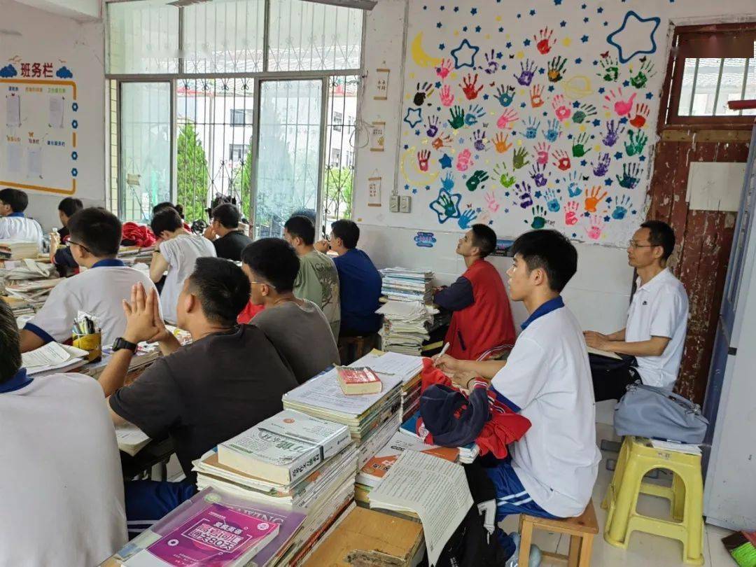 冯老师善于调动学生,注重落实教材,从学生整齐响亮的读书声和此起彼伏