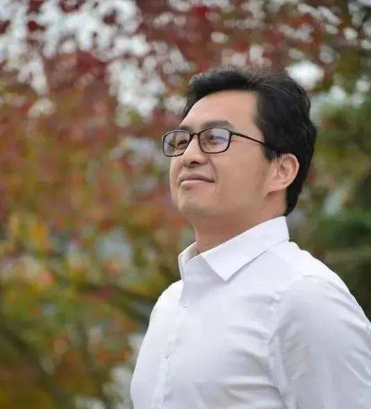 北塔,本名徐伟锋,诗人,学者,翻译家,生于苏州吴江,现居北京,中国现代