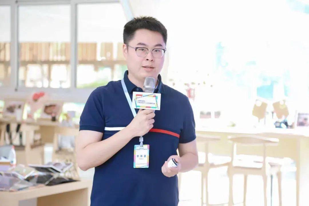 张洪忠和武汉大学计算机学院教授武宇对演讲者的发言进行了细致点评