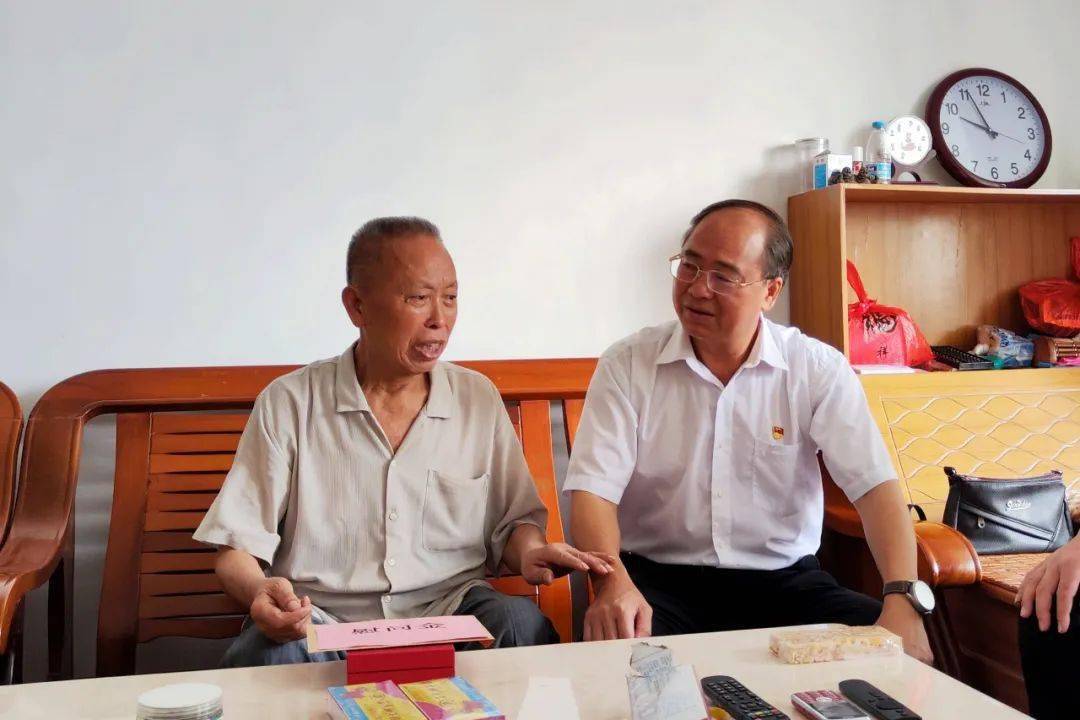 6月28日,来宾市人大常委会副主任,兴宾区委书记周灵到来华街道走访