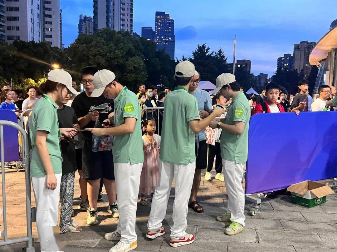 区体育中心的第一道"防线"热情服务,快速流通呲呲呲,手撕票券麻利留