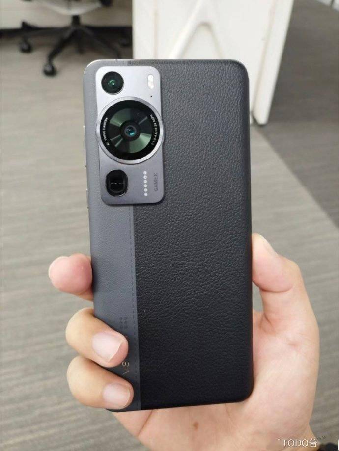 华为 P60 Pro 手机素皮版工程机曝光，采用拼接灰黑撞色设计 