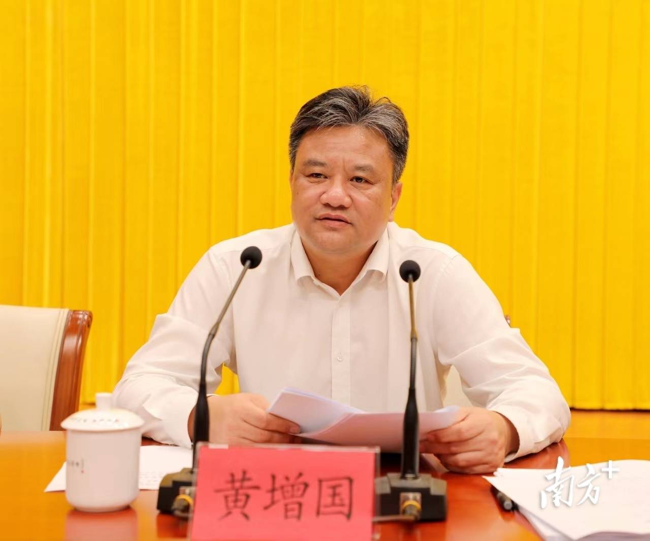 县委书记黄增国出席会议并讲话,县委副书记,县长凌晓文主持会议.