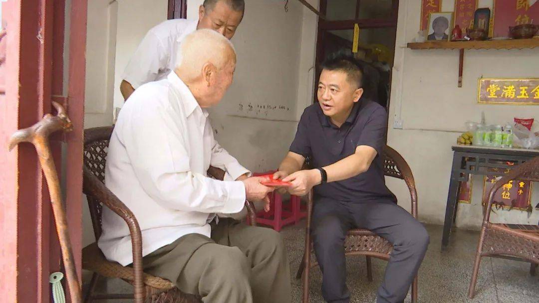 县委书记郑绍峰走访慰问离退休老干部,老党员,困难党员,为他们送上党