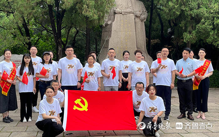 全体党员在国华人寿山东分公司党支部书记秦利平,副书记洪霞带领下